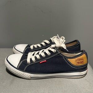 Levi’s sneakers .‎ Size 6